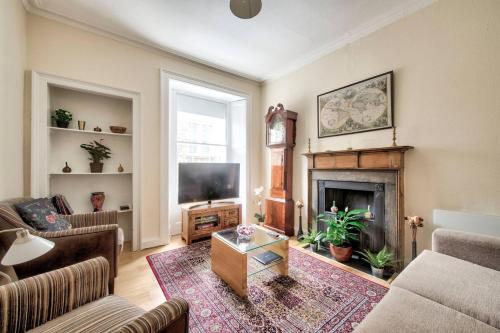Silver Lining - Bonnie Rose Street Apartment