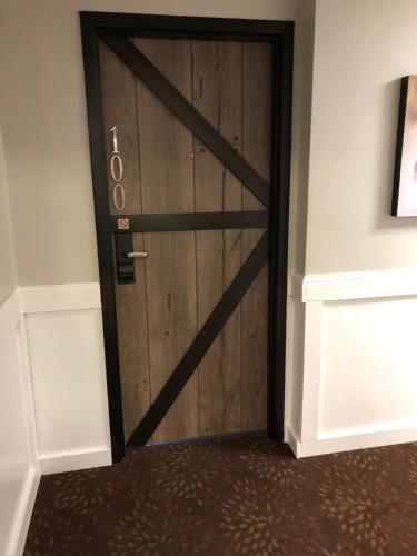 Cedar Stables Inn & Suites in 桑達斯基市中心