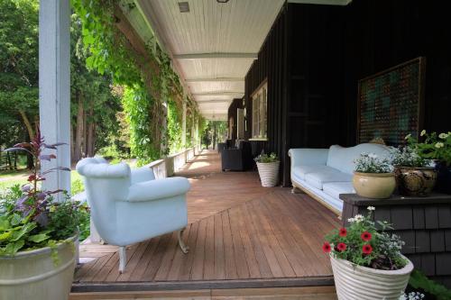 Ieeja, Wedgwood Manor and Glamping Retreat in Kraufordbeja (BC)