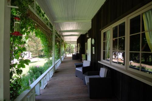 Balkons/terase, Wedgwood Manor and Glamping Retreat in Kraufordbeja (BC)