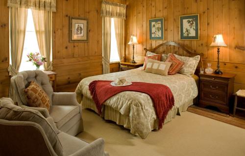 1906 Pine Crest Inn - image 2