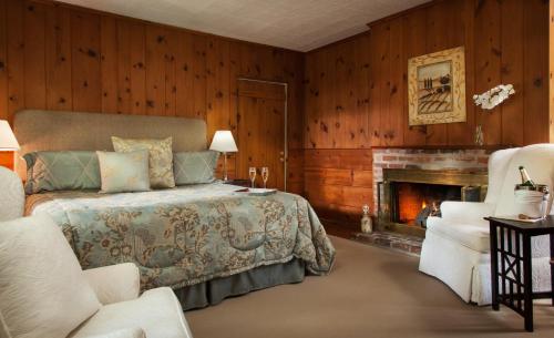 1906 Pine Crest Inn - image 6