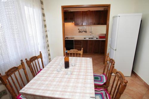 Apartments with a parking space Vinisce, Trogir - 4276