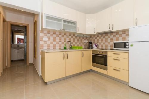 Two-Bedroom Apartment with Terrace and Sea View image 2