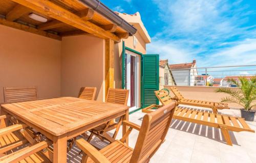 Three-Bedroom Apartment with Terrace and Sea View image 1