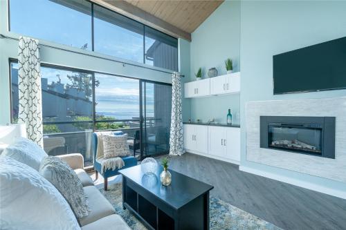 Birch Bay waterfront 2 bedroom condo - Lofted layout & steps from beach