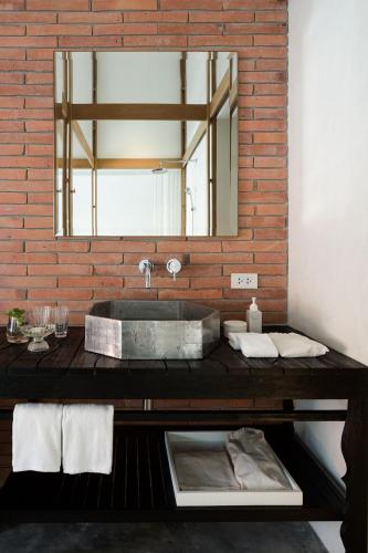 淋浴間, 大城薩拉酒店 (sala ayutthaya) in 大城府河邊