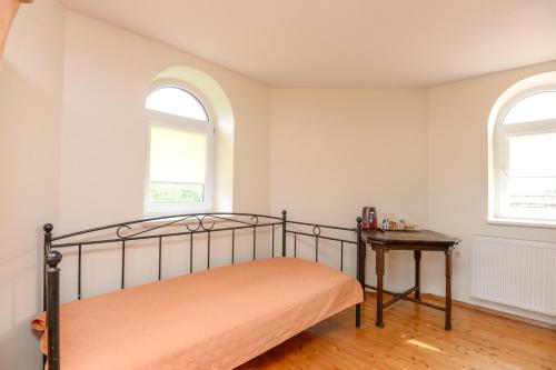 Red Tower Apartments - image 2