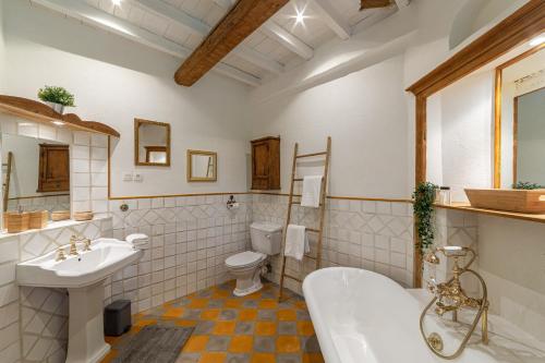Le Mas des Cerisiers JACUZZI et SAUNA inclus pour tous les logements - 화장실