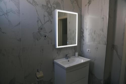 Deluxe Double Room image 3