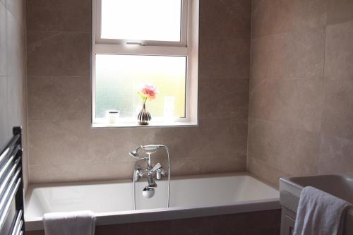 Bathroom, Atlantic Rose Cottage in Knocknaranhy