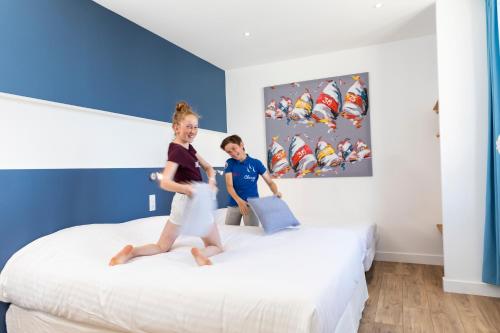 1 double bed, 1 twin bed