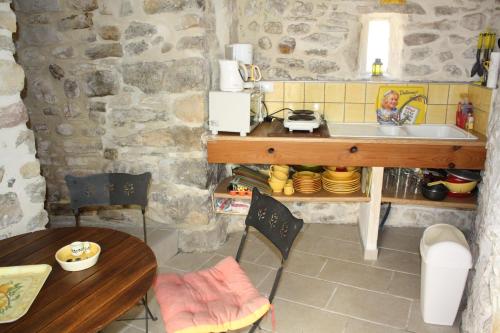 gîte jaune Ardèche L'Avventura