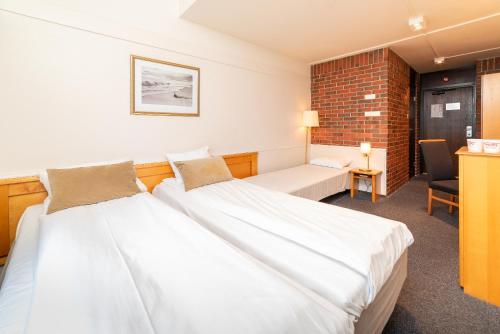 3 twin beds