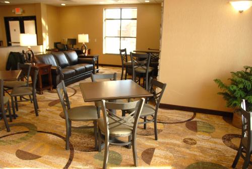 Cobblestone Inn & Suites - Marquette