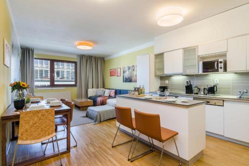 Luxury Center APT Garage Parking by Michal&Friends, Praga