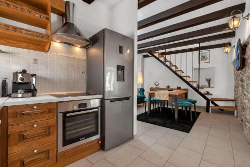 ห้องครัว, Villa Topolinath pool in บาสกา โวดา