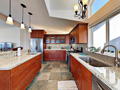 New Listing! Bodega Bay Oasis Walk To Beach Home - image 8