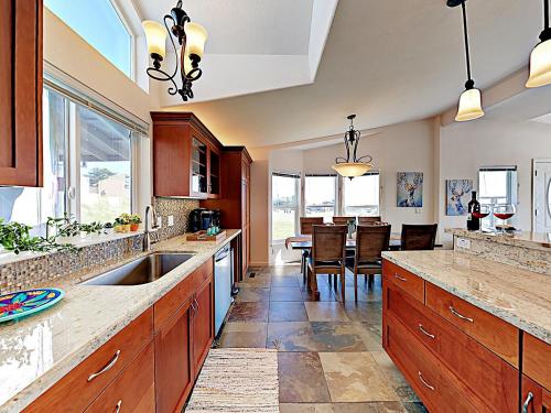 New Listing! Bodega Bay Oasis Walk To Beach Home - image 9