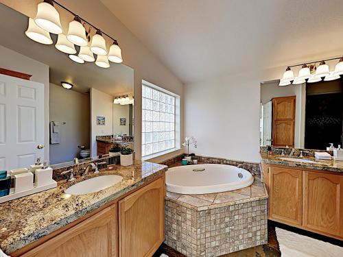 New Listing! Bodega Bay Oasis Walk To Beach Home - image 14