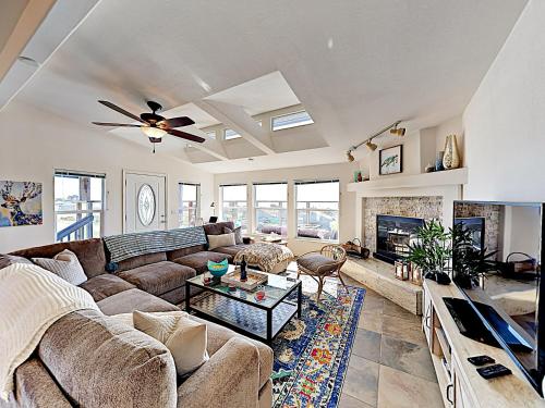 New Listing! Bodega Bay Oasis Walk To Beach Home - image 5