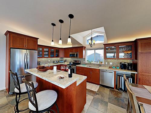 New Listing! Bodega Bay Oasis Walk To Beach Home - image 7