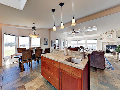 New Listing! Bodega Bay Oasis Walk To Beach Home - image 10