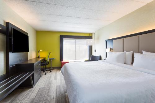 King Room with Roll-In Shower - Disability Access