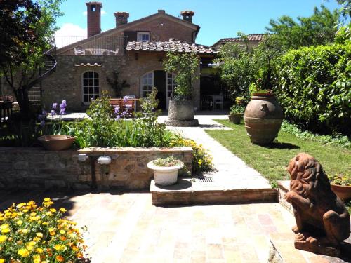 Casa di Leo with pool in Радікондолі
