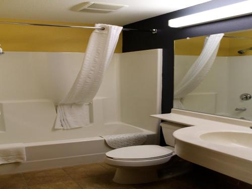 Microtel Inn & Suites - Kearney - image 40