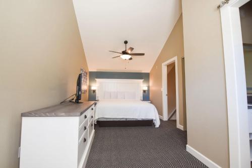 Waterside Suites and Marina - image 8