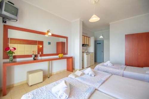 Agoulos Beach Hotel - image 10