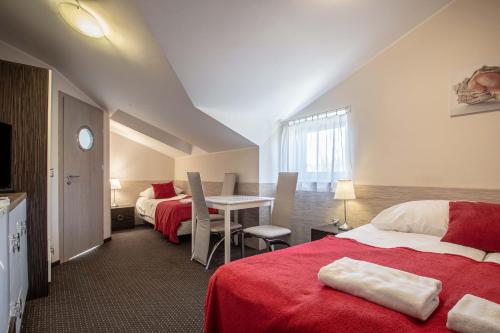 3 twin beds