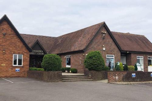 Golf Club House FREE MULTI SPACE PARKING