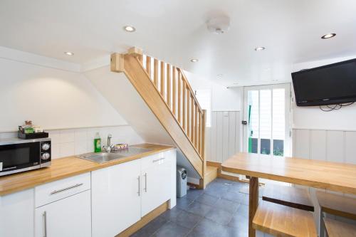 Whitstable Fisherman's Huts and New Warehouse Holiday Lets - image 9