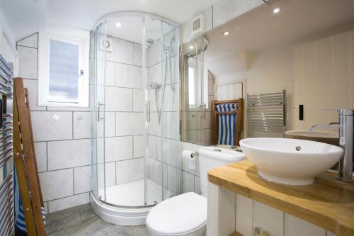 Whitstable Fisherman's Huts and New Warehouse Holiday Lets - image 8