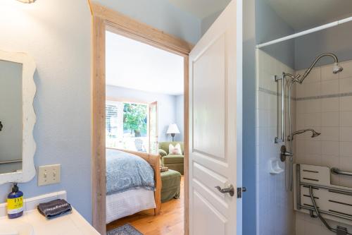 Aurora Park Cottages - image 4