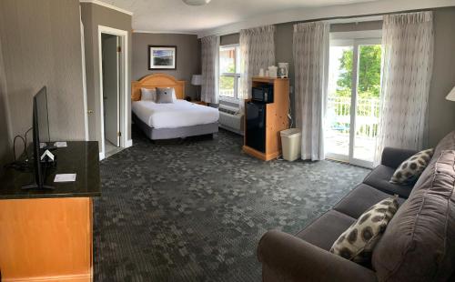 1 queen bed, 1 sofa bed