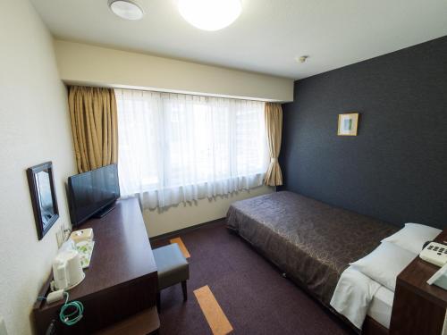 Hotel Shin Osaka Ideally located in the Shin Osaka area, Hotel Shin Osaka promises a relaxing and wonderful visit. The property has everything you need for a comfortable stay. Service-minded staff will welcome and gui