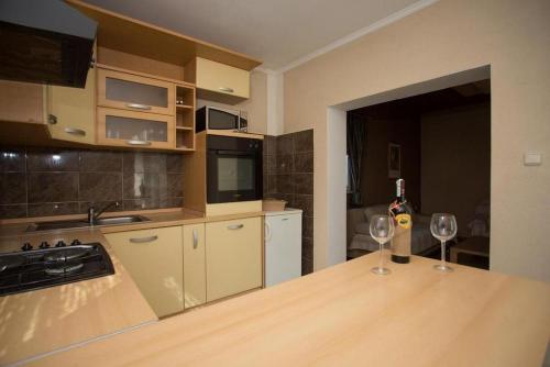 Apartments with a parking space Kastel Stari Kastela - 17745 - image 3