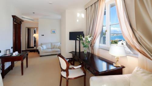  Deluxe Double Room with Sea View and Balcony