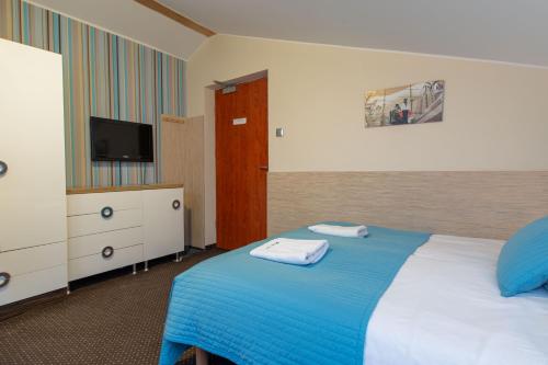 2 twin beds