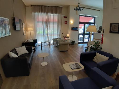 ห้องส่วนกลางสำหรับนั่งเล่น/ดูทีวี, Hotel Rosa Dei Venti in เลริชิ