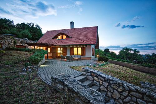 2 bedrooms, 4 beds