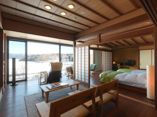 Deluxe Suite with Open-Air Bath and Lake View - Traditional Japanese Style Kaiseki Dinner + Japanese Style Breakfast Included