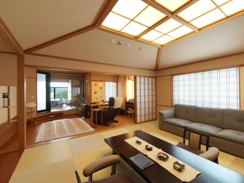 Superior Suite with Open-Air Bath and Forest View - Traditional Japanese Style Kaiseki Dinner + Japanese Style Breakfast Included