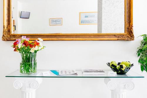 Phaedra Hotel – Athens, NY