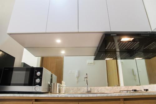 Comfy Studio Room The Oasis Cikarang Apartment By Travelio - image 5