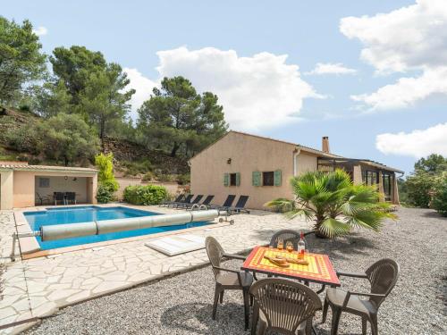 Appealing Villa in C bazan with Swimming Pool