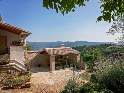  Provincial Apartment with Maincured Garden in Buzet in Buzet